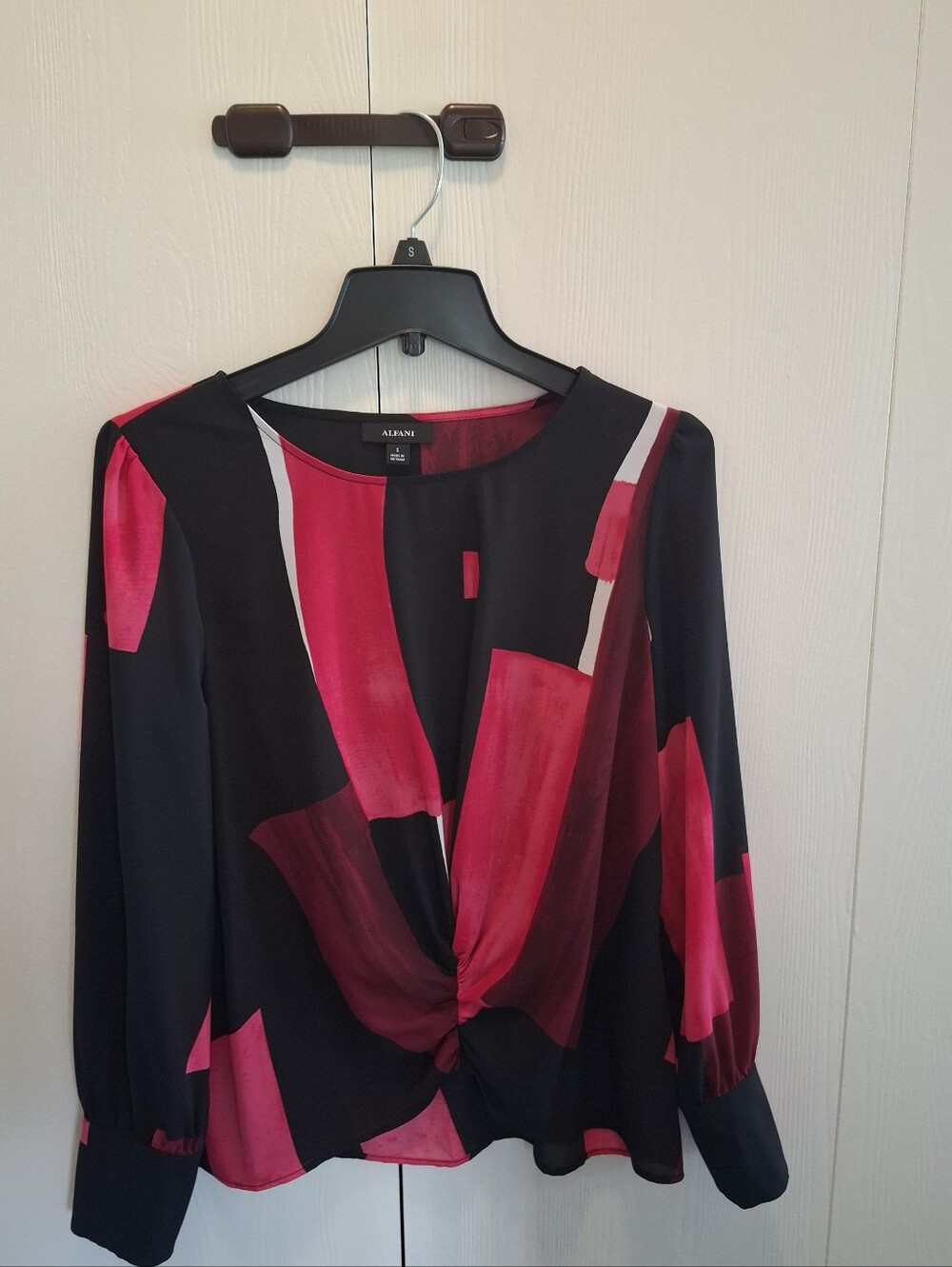 New Alfani Black and Fuchsia Twist-Front Long Sleeve Top